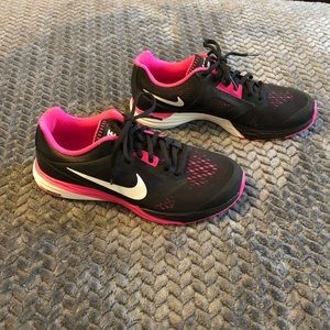 NWOT Women's Sz 6.5 Pink/Black Nike Shoes
